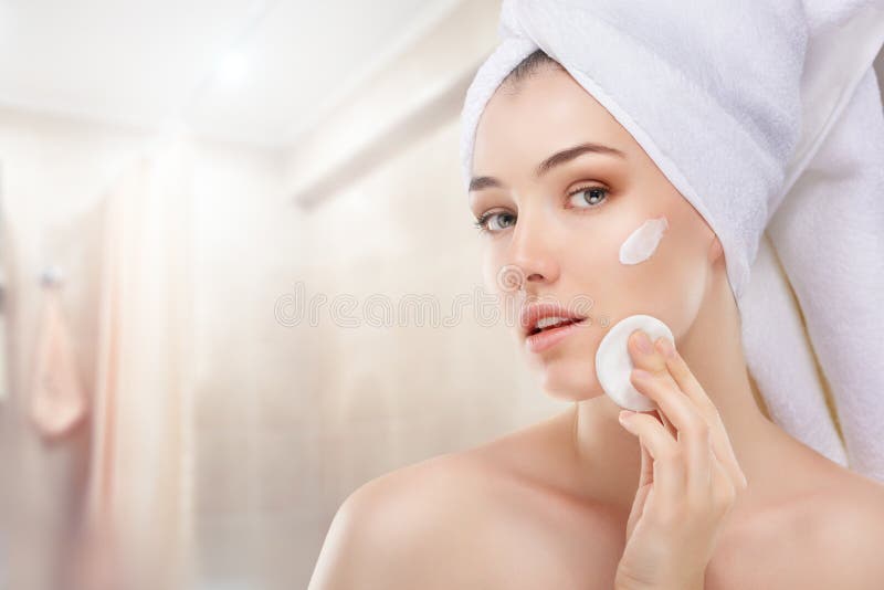 Application de la crème cosmétique images stock Application de la crème cosmétique images stock