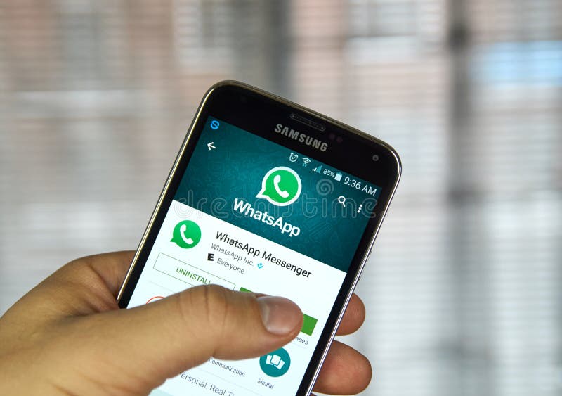 Application mobile de Whatsapp à un téléphone portable images stock Application mobile de Whatsapp à un téléphone portable images stock