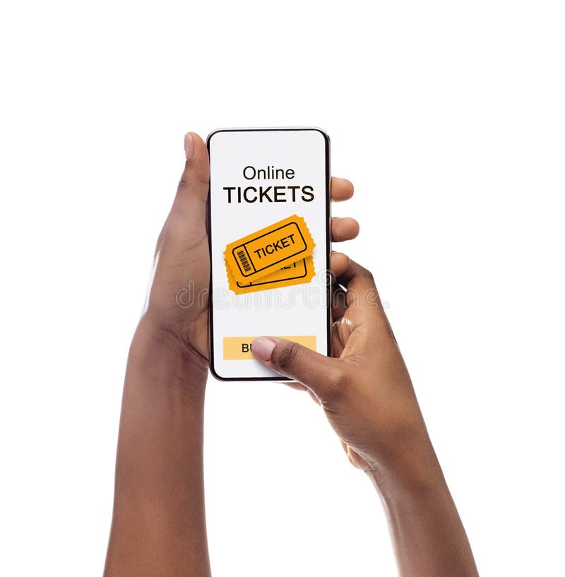 Applicazione dei biglietti di evento sullo schermo del cellulare in mani della ragazza nera fotografie stock libere da diritti Applicazione dei biglietti di evento sullo schermo del cellulare in mani della ragazza nera fotografie stock libere da diritti