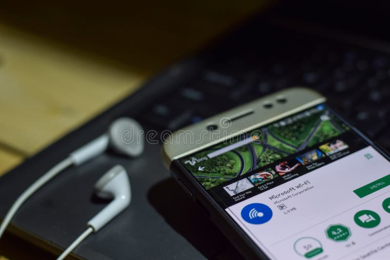 Applicazione dello sviluppatore di Microsoft Wi-Fi sullo schermo di Smartphone fotografia stock Applicazione dello sviluppatore di Microsoft Wi-Fi sullo schermo di Smartphone fotografia stock