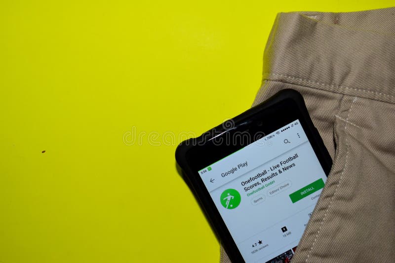 Applicazione dello sviluppatore di Onefootball - di Live Football Scores, di risultati & di notizie sullo schermo di Smartphone immagini stock Applicazione dello sviluppatore di Onefootball - di Live Football Scores, di risultati & di notizie sullo schermo di Smartphone immagini stock