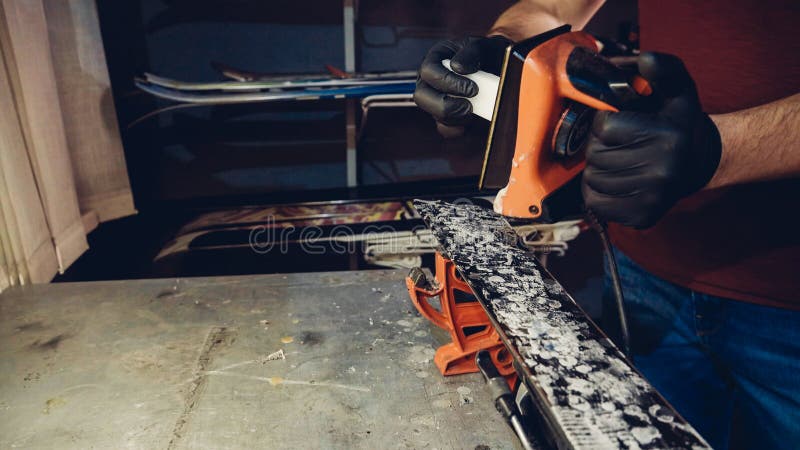 Applicazione di cera calda alla base da sci con ferro Applicazione Della Cera Di Ski Alla Base Di Ski Sintonizzazione base Barre immagini stock libere da diritti Applicazione di cera calda alla base da sci con ferro Applicazione Della Cera Di Ski Alla Base Di Ski Sintonizzazione base Barre immagini stock libere da diritti
