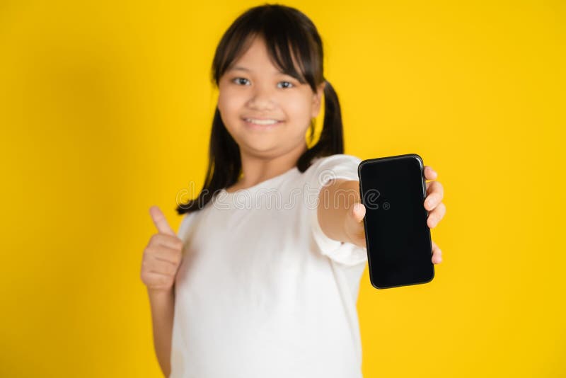 Applicazione o sito web di formazione per lo sviluppo. ragazza carina che mostra lo schermo del cellulare in bianco fotografia stock