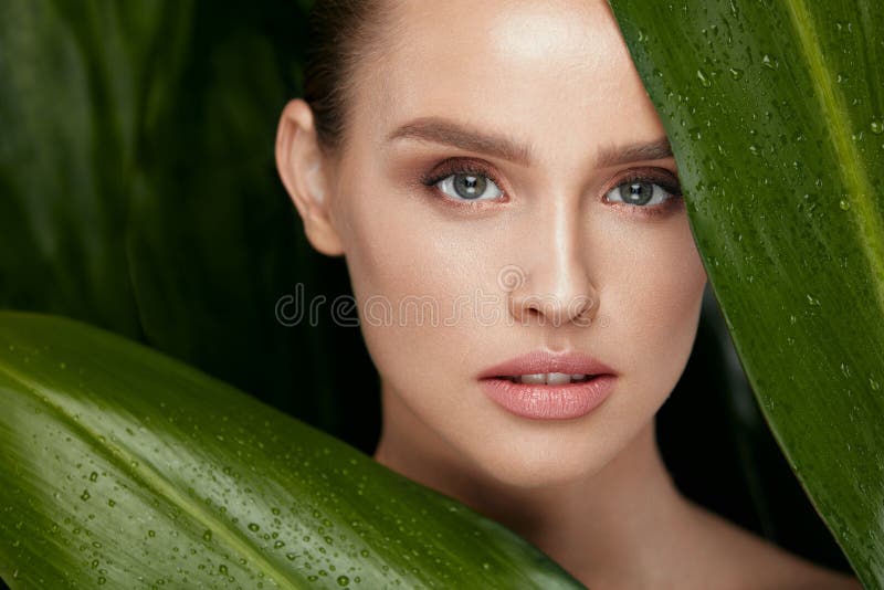 Applicera genomskinlig fernissa för omsorgshud Härlig kvinna med naturlig makeup royaltyfri fotografi