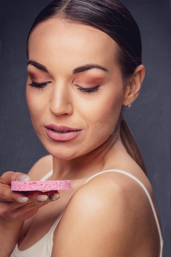 applicera genomskinlig fernissa för omsorgshud Le kvinnan som tar bort framsidamakeup genom att använda bomullsblocket applicera fotografering för bildbyråer applicera genomskinlig fernissa för omsorgshud Le kvinnan som tar bort framsidamakeup genom att använda bomullsblocket applicera fotografering för bildbyråer