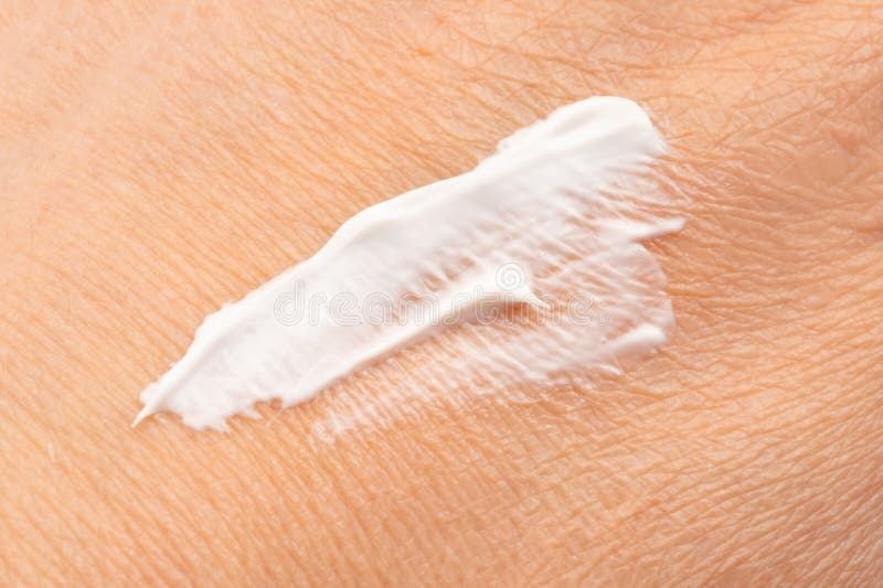 Appliquer la crème de peau de près. Paillettes de soins du corps sur peau sèche soins cosmétiques hydratants image stock