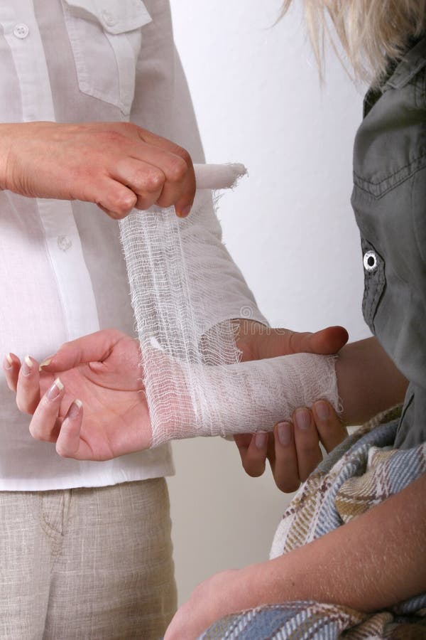 Applying a bandage for wrist