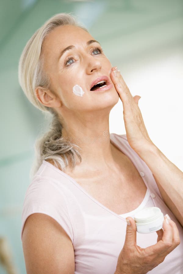 Applying cream face woman στοκ εικόνες
