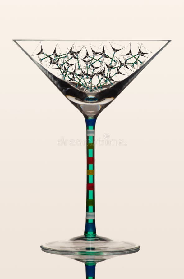 Appoggi il vetro acceso con pochi vetri di martini dentro fotografia stock Appoggi il vetro acceso con pochi vetri di martini dentro fotografia stock