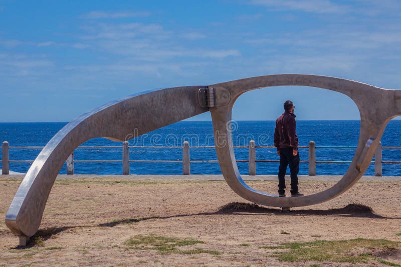 Appollaiato nella scultura della passeggiata fotografia stock libera da diritti Appollaiato nella scultura della passeggiata fotografia stock libera da diritti