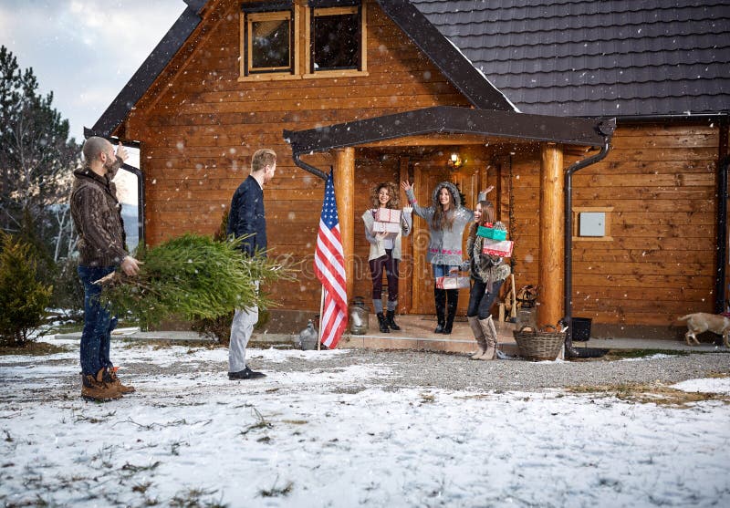 Apport de l'arbre et des boîtes de Noël avec des cadeaux dans la maison photo stock Apport de l'arbre et des boîtes de Noël avec des cadeaux dans la maison photo stock