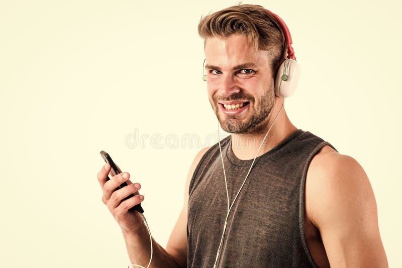 Apprendimento della lingua straniera. playlist rilassata. sexy musman ascolta musica dalla playlist. rilassarsi con le cuffie isol immagine stock libera da diritti