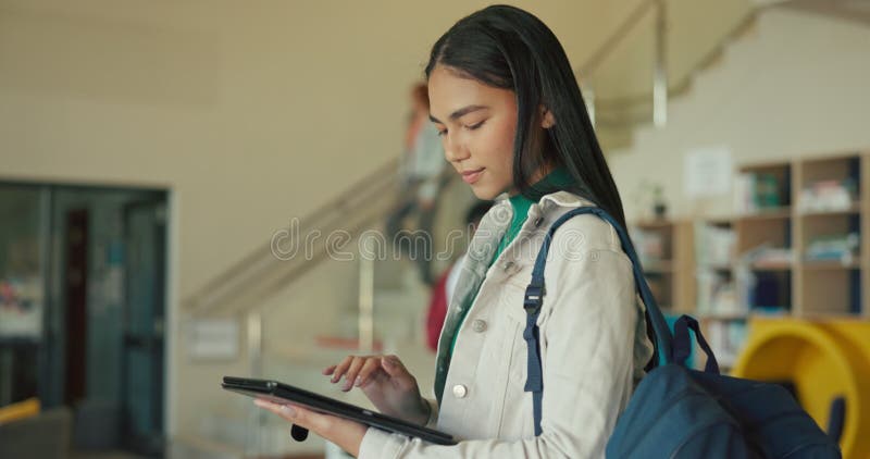 Apprentissage et fille adolescente sur tablette dans le lycée pour l'information en ligne étude ou recherche. académie d'éducation banque de vidéos