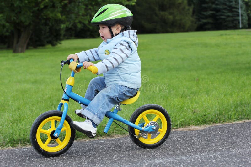 Apprentissage pour conduire sur un premier vélo photographie stock Apprentissage pour conduire sur un premier vélo photographie stock
