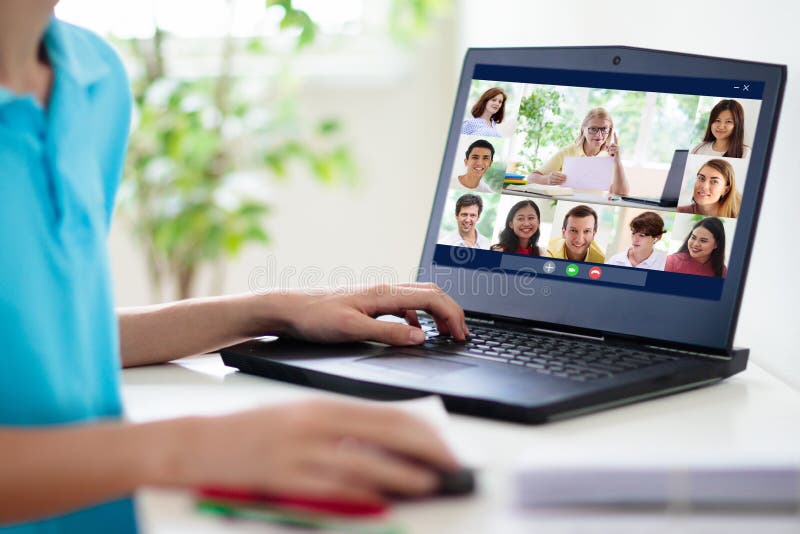 Apprentissage à distance en ligne. écoliers avec ordinateur image stock