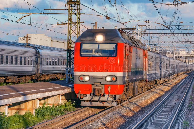 Approcci del treno passeggeri al binario della stazione fotografie stock Approcci del treno passeggeri al binario della stazione fotografie stock