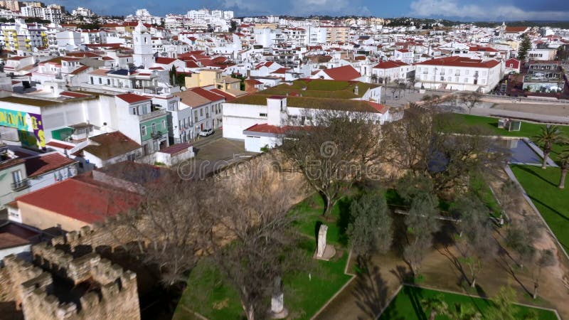 Approches de la ville de Lagos Aerial. Architecture traditionnelle sud-portugaise Région de l'Algarve Portugal. Fort de Lagos banque de vidéos