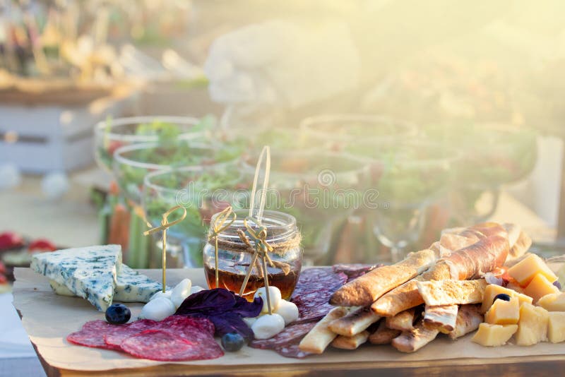 Approvvigionamento del buffet dell'alimento che pranza mangiando partito che divide concetto La gente raggruppa l'alimento d'appr fotografia stock libera da diritti Approvvigionamento del buffet dell'alimento che pranza mangiando partito che divide concetto La gente raggruppa l'alimento d'appr fotografia stock libera da diritti