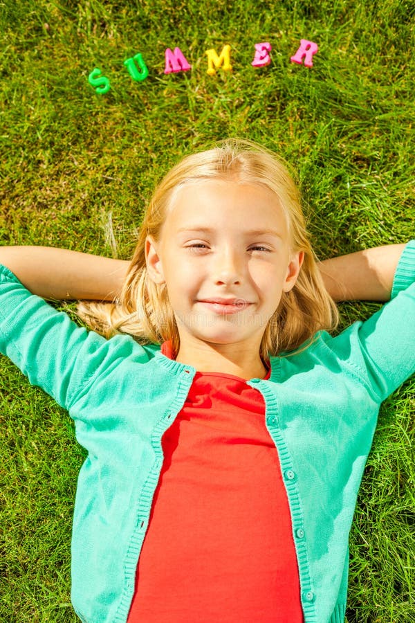 Download Apprécier l'heure d'été image stock. Image du rêver, cheveu - 45350055