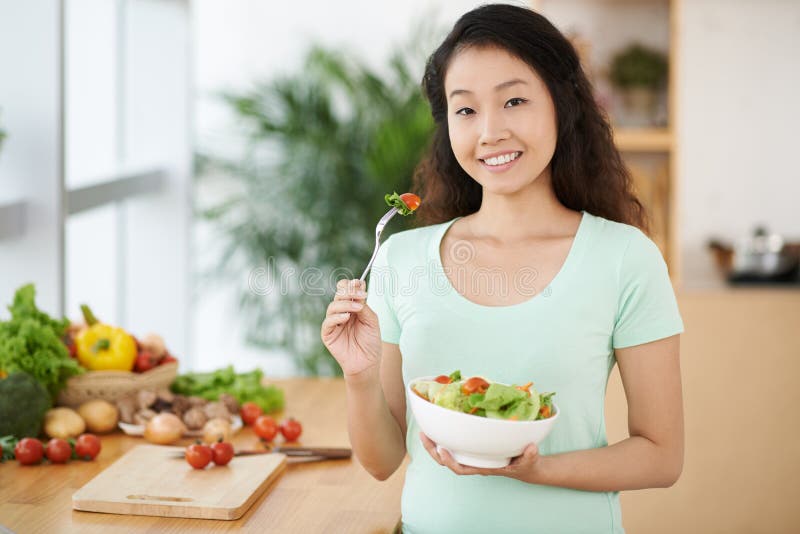 Apprécier la salade fraîche image libre de droits Apprécier la salade fraîche image libre de droits