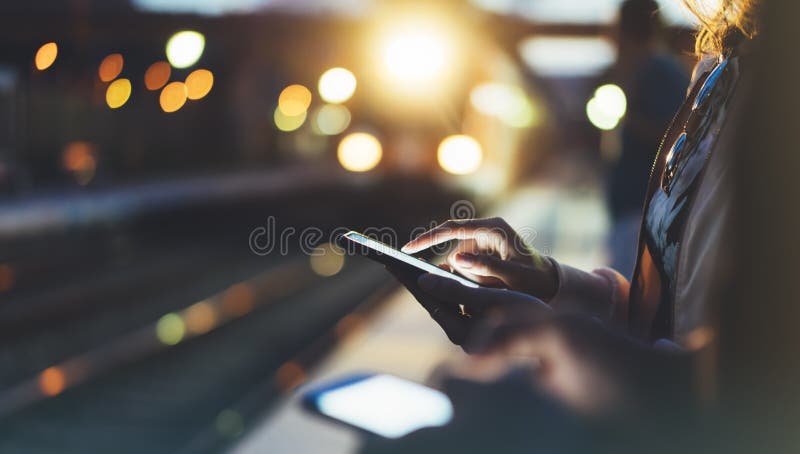 Apprécier le voyage Jeune femme attendant sur la plate-forme de station sur le train mobile électrique de lumière de fond utilisa photographie stock libre de droits Apprécier le voyage Jeune femme attendant sur la plate-forme de station sur le train mobile électrique de lumière de fond utilisa photographie stock libre de droits