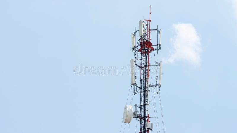 Appui d'individu, tour de Guyed, mât de Guyed, Polonais Tour de télécommunication image libre de droits Appui d'individu, tour de Guyed, mât de Guyed, Polonais Tour de télécommunication image libre de droits