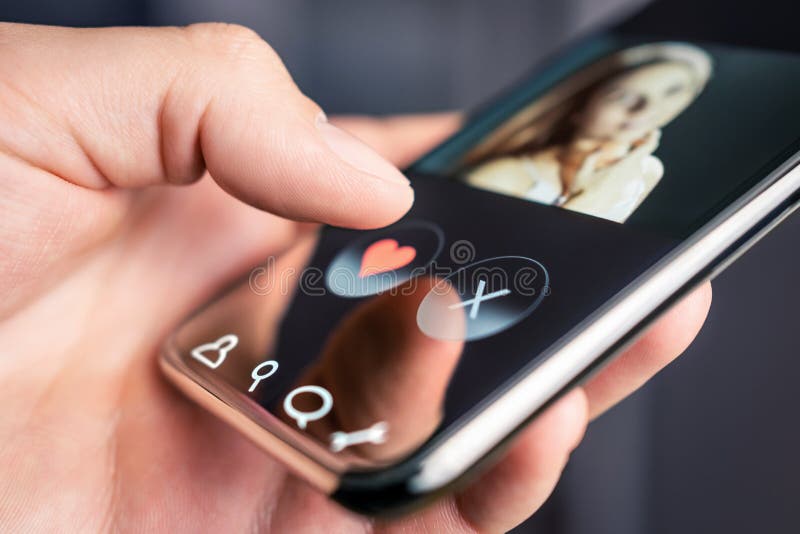 Appuntamenti e sito online sul cellulare. scorrimento a destra o a sinistra. bella donna single. l'uomo cerca romanticismo d'amore immagini stock