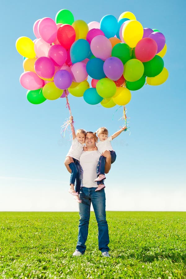 Appy-Familie zusammen Park im im Freien am sonnigen Tag. Vati und zwei lizenzfreie stockfotos Appy-Familie zusammen Park im im Freien am sonnigen Tag. Vati und zwei lizenzfreie stockfotos