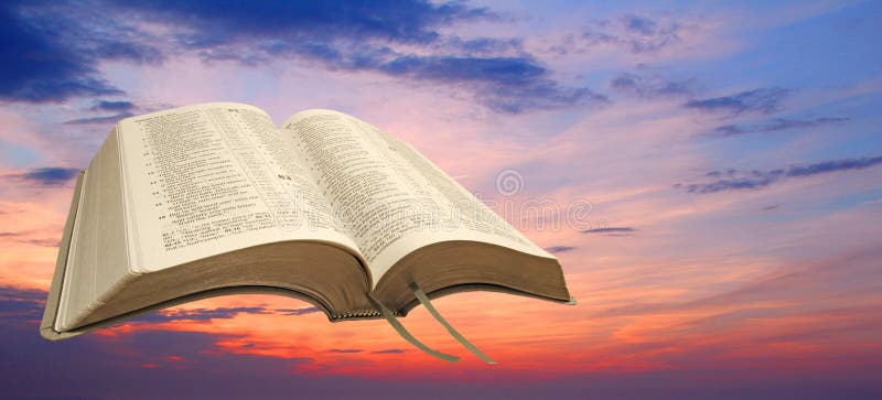 Apra il cielo del tramonto della bibbia fotografia stock Apra il cielo del tramonto della bibbia fotografia stock