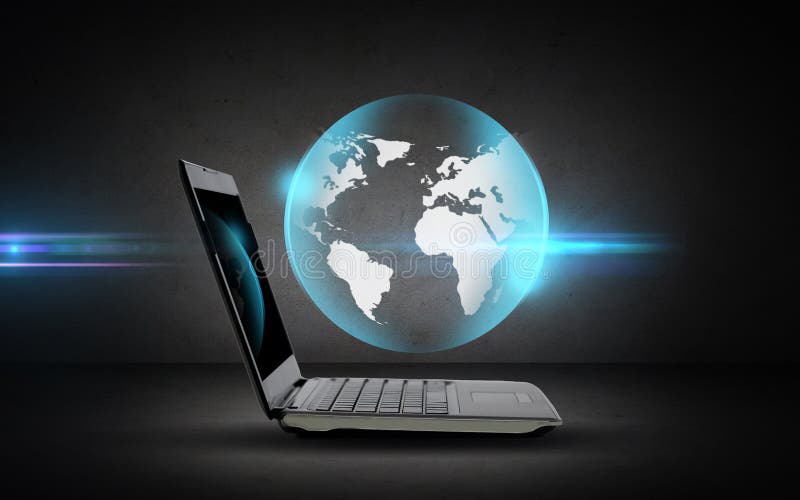 Apra il computer portatile con la proiezione del globo fotografia stock libera da diritti Apra il computer portatile con la proiezione del globo fotografia stock libera da diritti