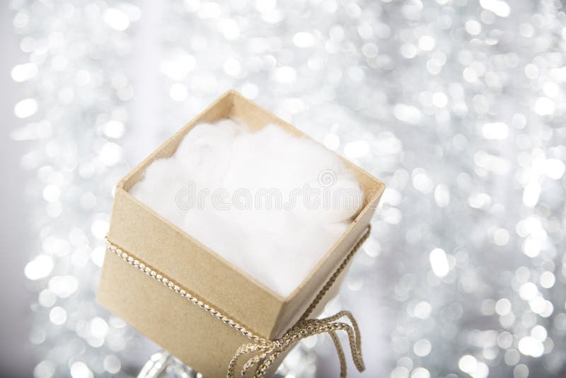 Apra il contenitore di regalo di natale con ovatta immagine stock Apra il contenitore di regalo di natale con ovatta immagine stock