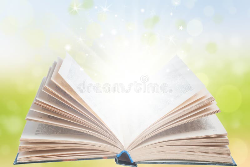 Apra il libro magico con luce fotografia stock libera da diritti