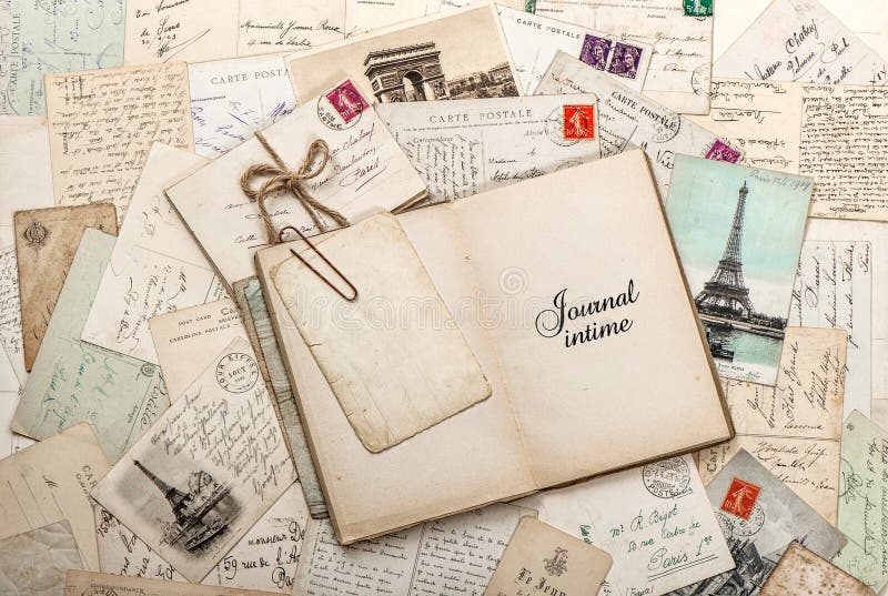 Apra il libro vuoto del diario, le vecchie lettere, cartoline francesi