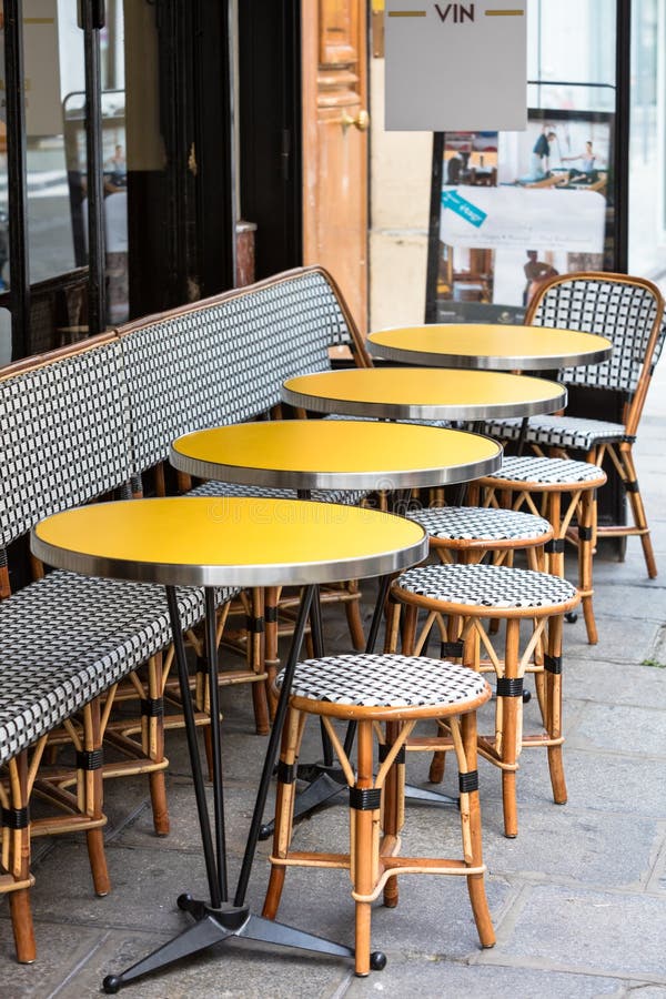 Apra il terrazzo del caffè, le tavole rotonde e le sedie di vimini, Parigi, Francia fotografia stock libera da diritti Apra il terrazzo del caffè, le tavole rotonde e le sedie di vimini, Parigi, Francia fotografia stock libera da diritti