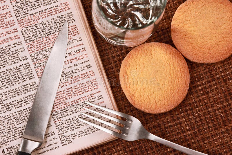 Apra l'alimento spirituale della bibbia e beva immagine stock libera da diritti Apra l'alimento spirituale della bibbia e beva immagine stock libera da diritti