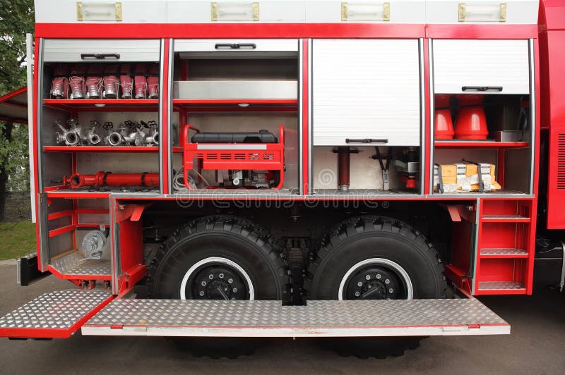 Autocarro dei pompieri aperto equipaggiato con fuoco fotografie stock