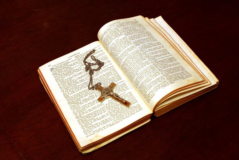 Apra la bibbia e la croce fotografia stock. Immagine di crocifisso 248518