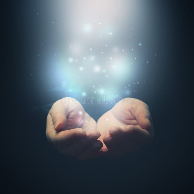 Apra le mani con le particelle magiche. Tenendo, dare, mostrante concep fotografie stock libere da diritti