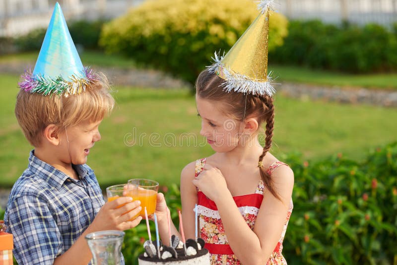 Apreciando a festa de anos com amigo imagem de stock royalty free Apreciando a festa de anos com amigo imagem de stock royalty free