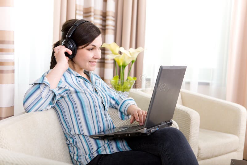 Adolescente Gordo Come Comida De Lixo E Joga Jogos De Computador Imagem de  Stock - Imagem de infância, rede: 196206977