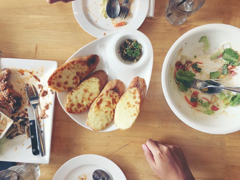 Aprecie comer A opinião superior os amigos, família, grupo de pessoas tem comer o alimento saudável junto após o whil das aulas d fotografia de stock Aprecie comer A opinião superior os amigos, família, grupo de pessoas tem comer o alimento saudável junto após o whil das aulas d fotografia de stock