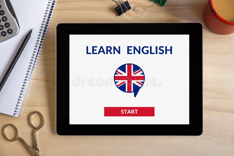 Conceito de aprender inglês online num ecrã de tablet com objetos de escritório foto de stock