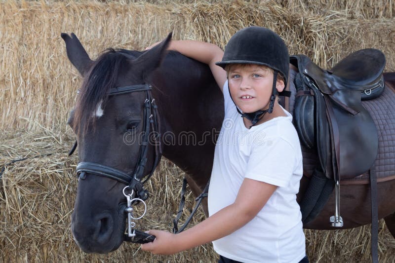 Aprendendo a andar na escola foto de stock royalty free Aprendendo a andar na escola foto de stock royalty free