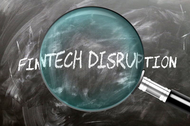 Aprender a estudiar e inspeccionar la enfermedad de Fintech. Una lupa que amplía la palabra disrupción tecnológica escrita en foto de archivo libre de regalías