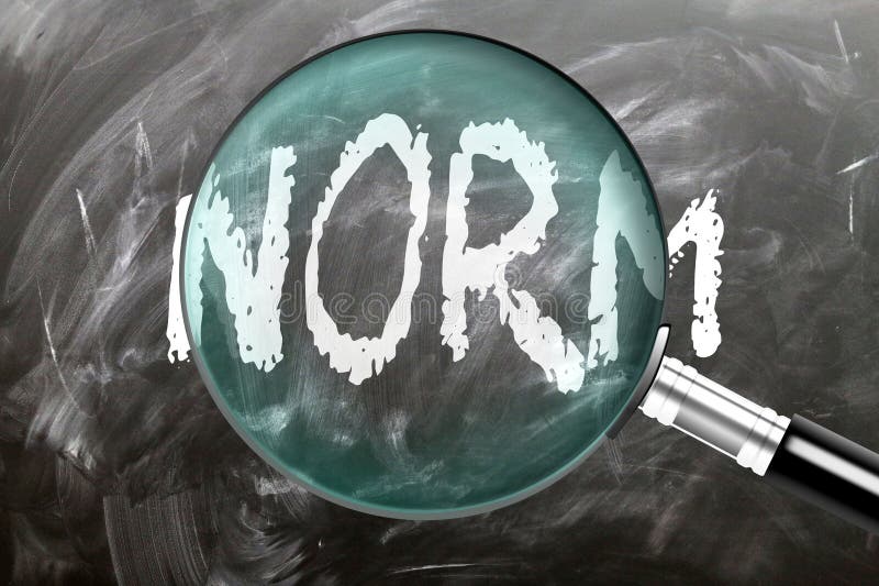 Aprender a estudiar e inspeccionar la norma. una lupa de cristal de aumento, palabras escritas en una pizarra stock de ilustración