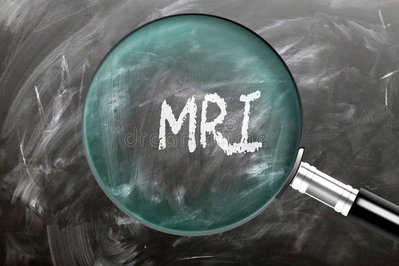 Aprender a estudiar e inspeccionar mri. una lupa que aumenta el número de palabras escritas en una pizarra libre illustration