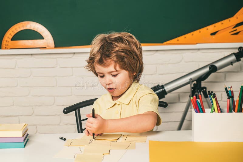 Jogar Xadrez Infantil. Xadrez Para Crianças Inteligentes. Criança Gênio  Aluno Inteligente Jogando Jogo De Tabuleiro Lógico. Rapaz Imagem de Stock -  Imagem de gênio, passatempo: 273189041