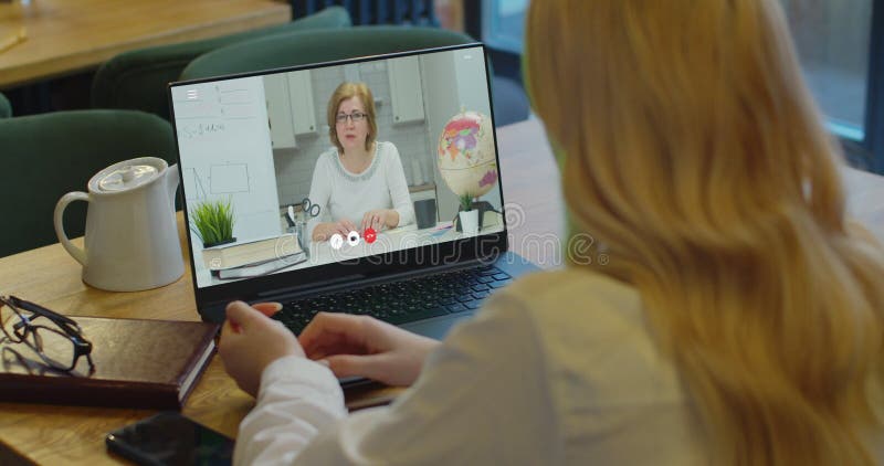 Aprendizaje a distancia. clase de vídeo. educación en línea. lección digital. mujer estudiando desde casa viendo y escuchando hemb metrajes