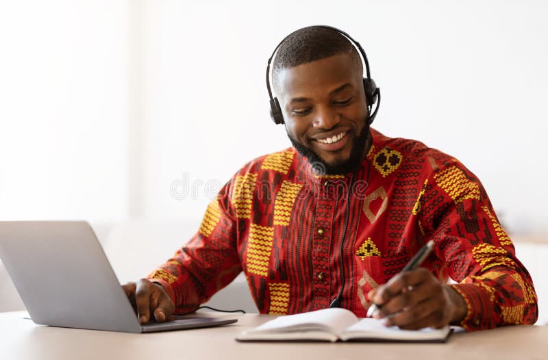 Aprendizaje En Línea. Hombre Negro Africana Estudio Con Laptop En Casa Foto de archivo - Imagen de internet, negro: 213444082