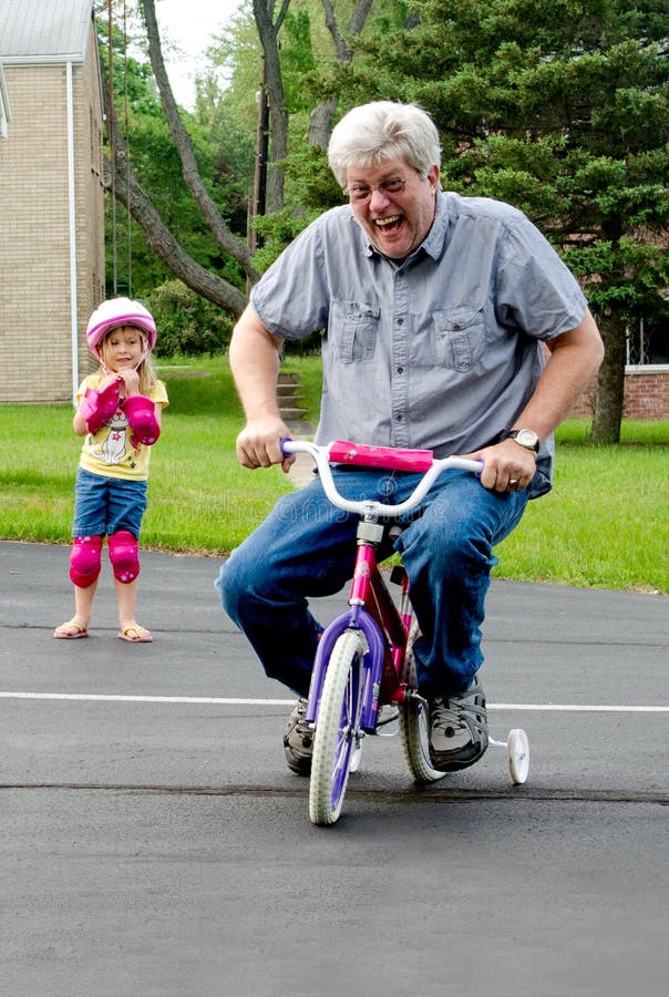 Aprendizaje montar una bici con las ruedas de entrenamiento fotografía de archivo libre de regalías Aprendizaje montar una bici con las ruedas de entrenamiento fotografía de archivo libre de regalías